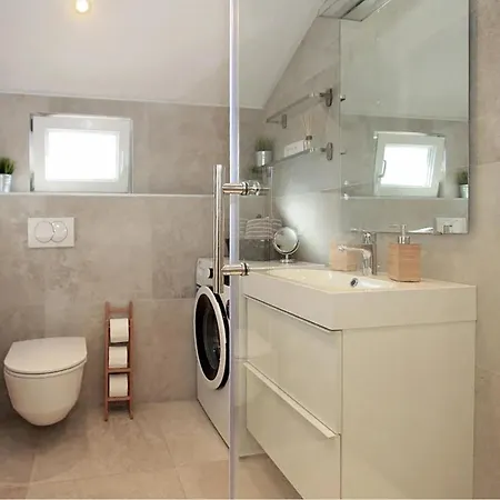 2 Bedroom Stunning In Апартаменти *